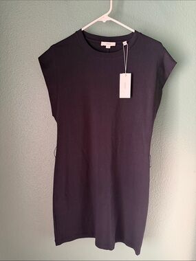 Stunning and flattering Vince Black Cap-Sleeve Crewneck Dress